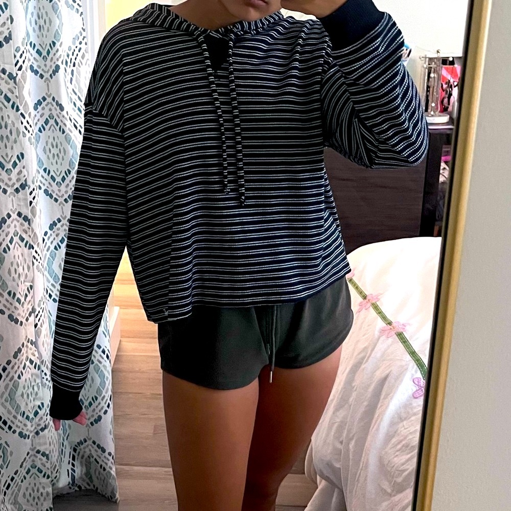 {Hollister} STRIPED CROPPED HOODIE